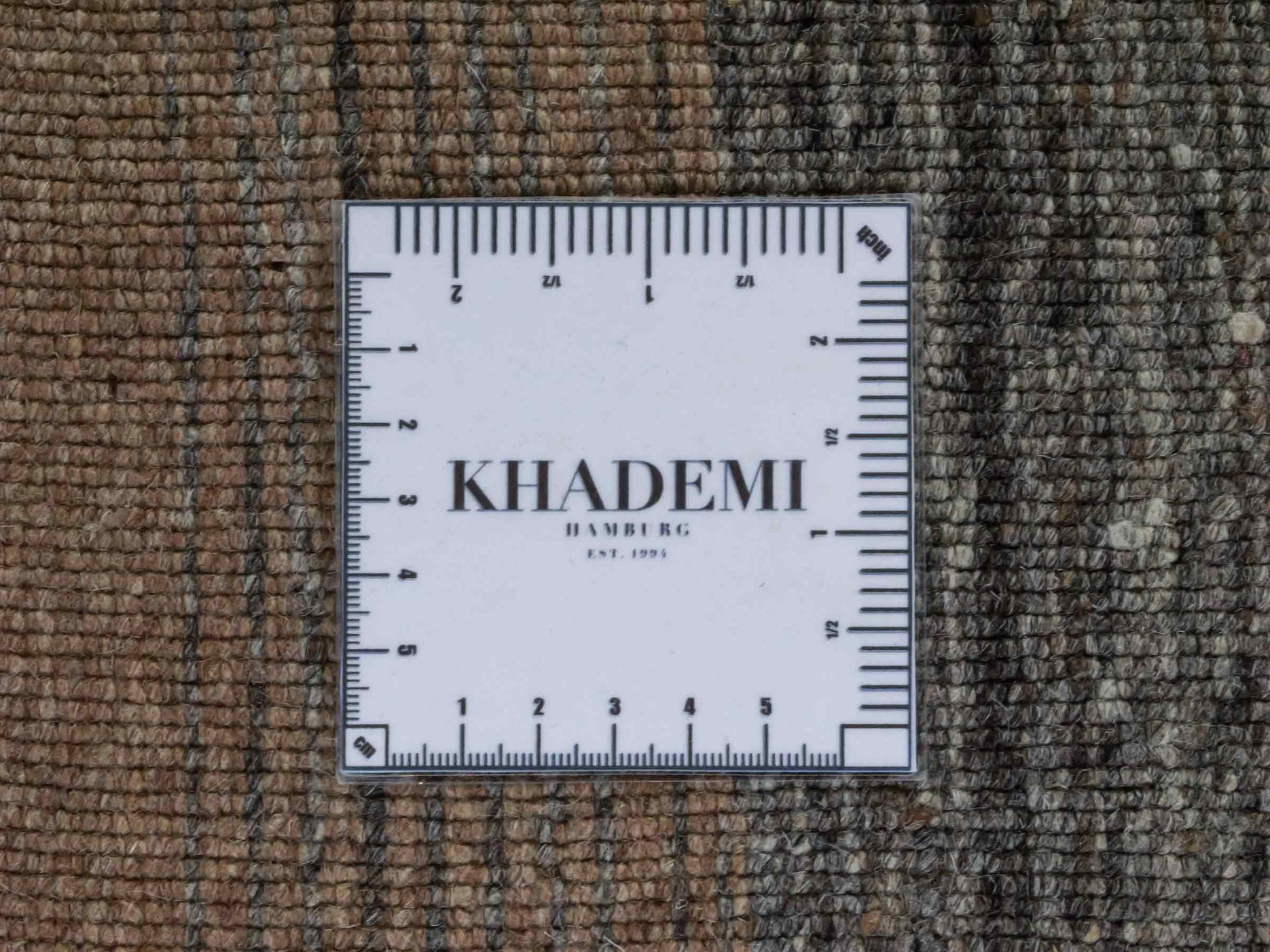 Moderner, Handloom Lori Gabbeh Orientteppich von Khademi aus Wolle, braun, grau, beige. Geometrisches Nomaden-Design. Produziert in Indien. Größe: 202x138cm. Teppichnummer: KB4-1789. Verkauf durch Jupiter Intl.