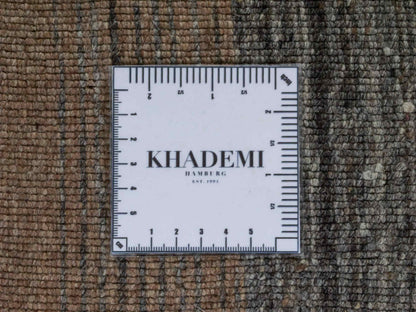 Moderner, Handloom Lori Gabbeh Orientteppich von Khademi aus Wolle, braun, grau, beige. Geometrisches Nomaden-Design. Produziert in Indien. Größe: 202x138cm. Teppichnummer: KB4-1789. Verkauf durch Jupiter Intl.