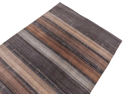 Moderner, Handloom Lori Gabbeh Orientteppich von Khademi aus Wolle, braun, grau, beige. Geometrisches Nomaden-Design. Produziert in Indien. Größe: 202x138cm. Teppichnummer: KB4-1789. Verkauf durch Jupiter Intl.