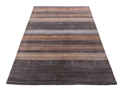 Moderner, Handloom Lori Gabbeh Orientteppich von Khademi aus Wolle, braun, grau, beige. Geometrisches Nomaden-Design. Produziert in Indien. Größe: 202x138cm. Teppichnummer: KB4-1789. Verkauf durch Jupiter Intl.