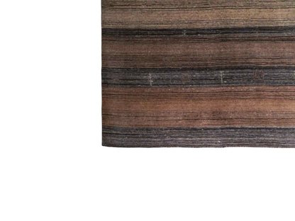 Moderner, Handloom Lori Gabbeh Orientteppich von Khademi aus Wolle, braun, grau, beige. Geometrisches Nomaden-Design. Produziert in Indien. Größe: 202x138cm. Teppichnummer: KB4-1789. Verkauf durch Jupiter Intl.