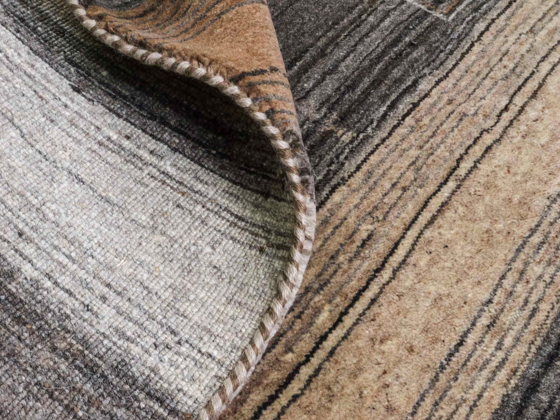 Moderner, Handloom Lori Gabbeh Orientteppich von Khademi aus Wolle, braun, grau, beige. Geometrisches Nomaden-Design. Produziert in Indien. Größe: 202x138cm. Teppichnummer: KB4-1789. Verkauf durch Jupiter Intl.