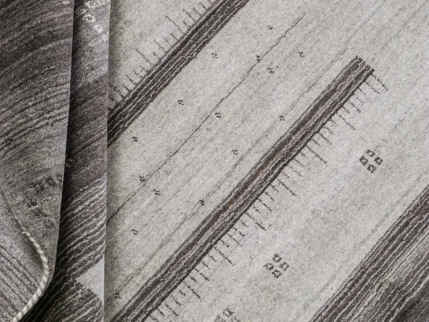 Moderner, Handloom Lori Gabbeh Orientteppich von Khademi aus Wolle, braun, grau, cremeweiß. Geometrisches Nomaden-Design. Produziert in Indien. Größe: 202x142cm. Teppichnummer: KB4-1793. Verkauf durch Jupiter Intl.