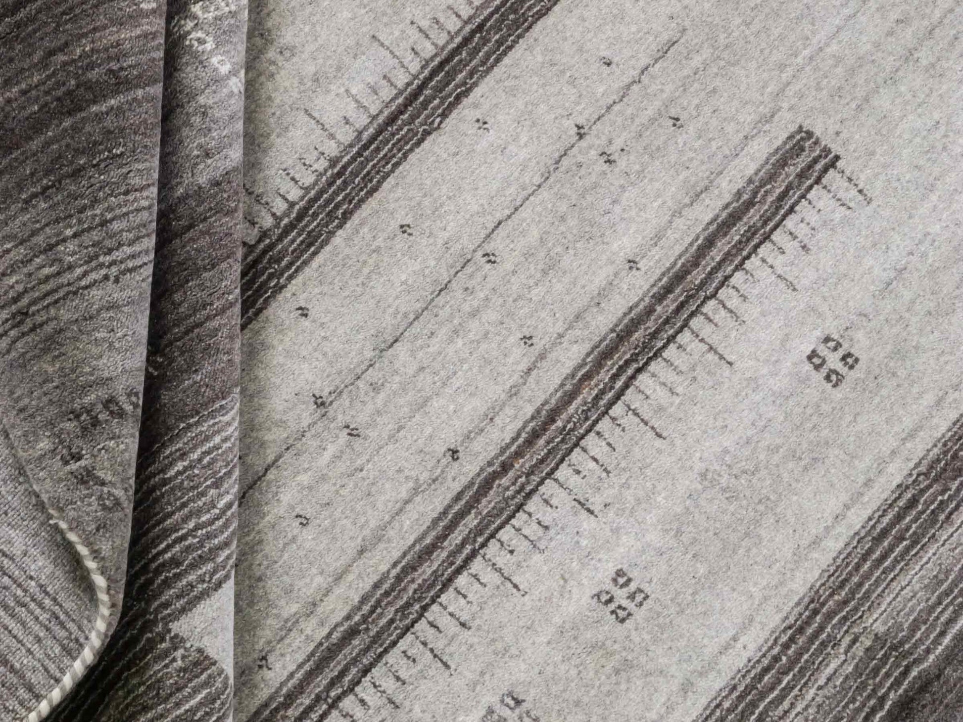 Moderner, Handloom Lori Gabbeh Orientteppich von Khademi aus Wolle, braun, grau, cremeweiß. Geometrisches Nomaden-Design. Produziert in Indien. Größe: 202x142cm. Teppichnummer: KB4-1793. Verkauf durch Jupiter Intl.