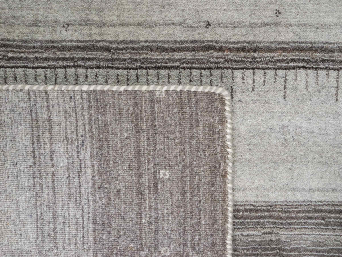 Moderner, Handloom Lori Gabbeh Orientteppich von Khademi aus Wolle, braun, grau, cremeweiß. Geometrisches Nomaden-Design. Produziert in Indien. Größe: 202x142cm. Teppichnummer: KB4-1793. Verkauf durch Jupiter Intl.