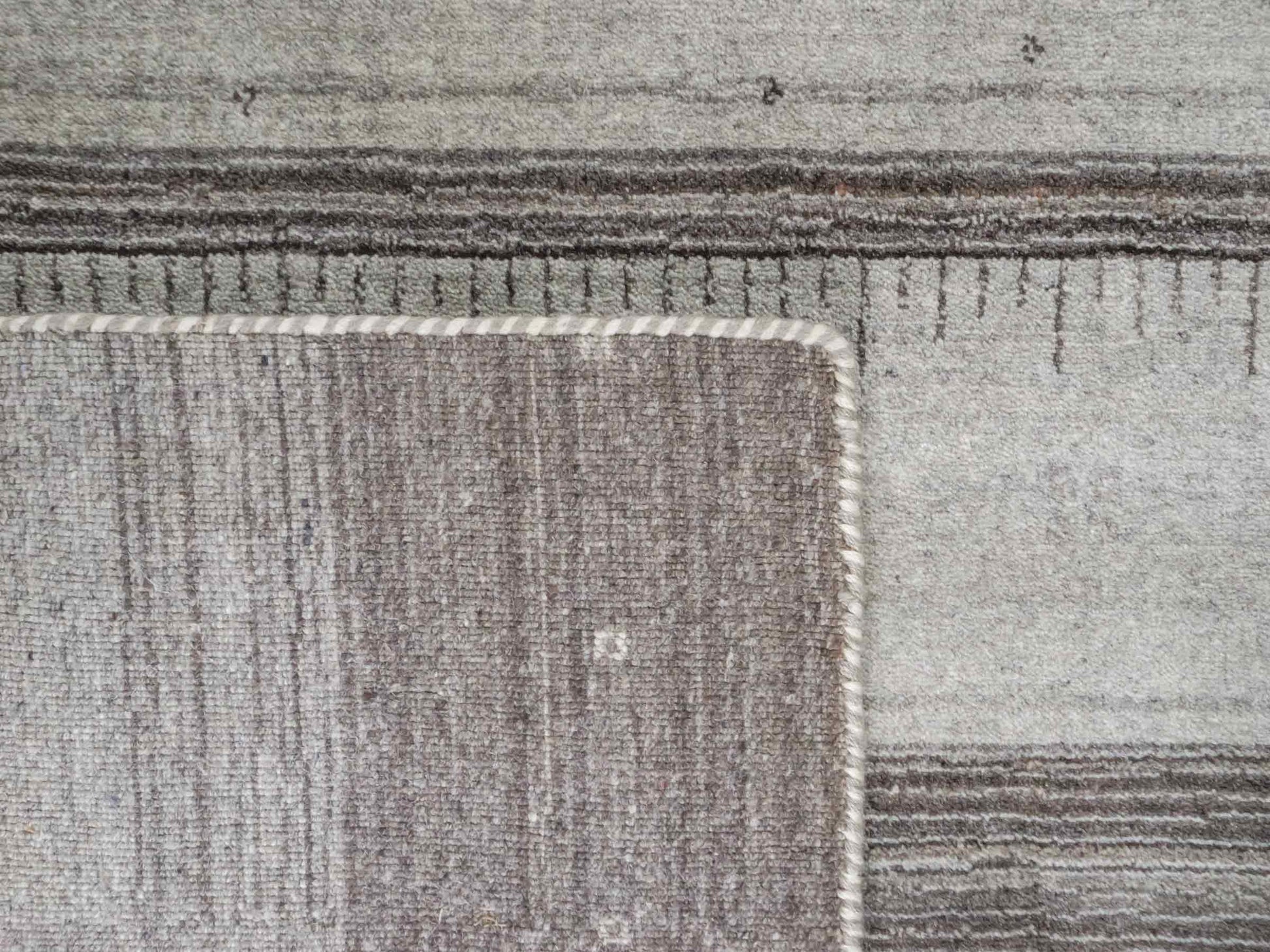 Moderner, Handloom Lori Gabbeh Orientteppich von Khademi aus Wolle, braun, grau, cremeweiß. Geometrisches Nomaden-Design. Produziert in Indien. Größe: 202x142cm. Teppichnummer: KB4-1793. Verkauf durch Jupiter Intl.