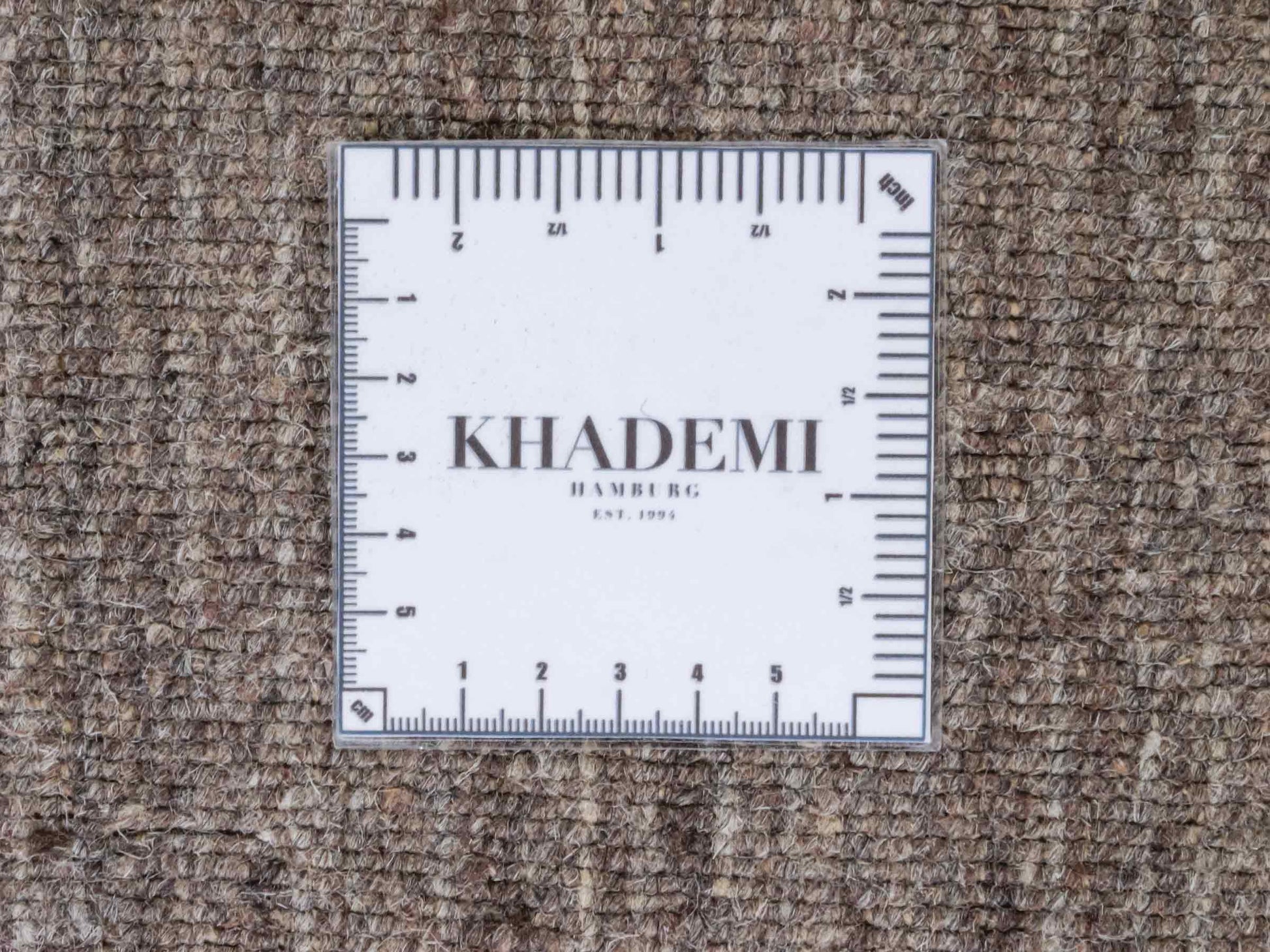 Moderner, Handloom Lori Gabbeh Orientteppich von Khademi aus Wolle, braun, grau, cremeweiß. Geometrisches Nomaden-Design. Produziert in Indien. Größe: 202x142cm. Teppichnummer: KB4-1793. Verkauf durch Jupiter Intl.