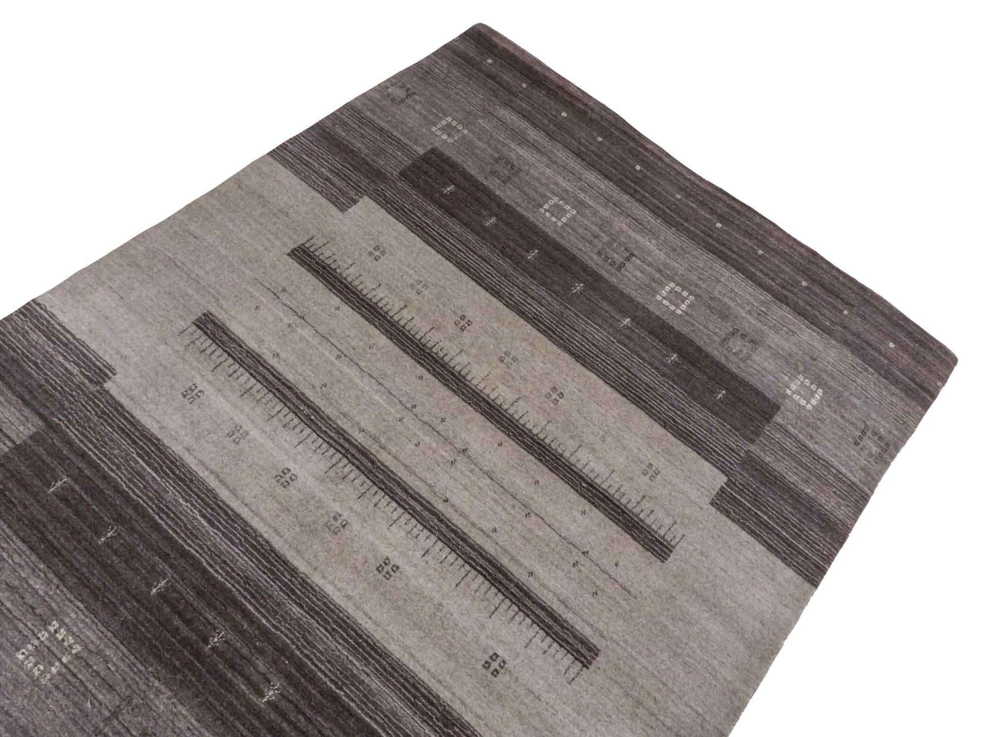 Moderner, Handloom Lori Gabbeh Orientteppich von Khademi aus Wolle, braun, grau, cremeweiß. Geometrisches Nomaden-Design. Produziert in Indien. Größe: 202x142cm. Teppichnummer: KB4-1793. Verkauf durch Jupiter Intl.