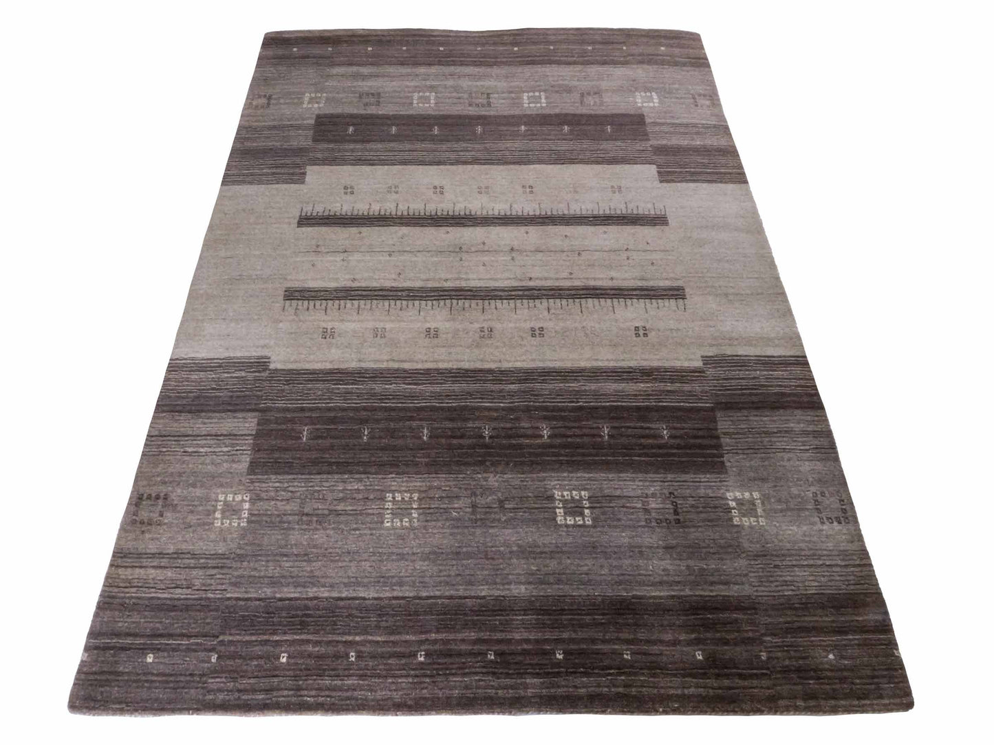 Moderner, Handloom Lori Gabbeh Orientteppich von Khademi aus Wolle, braun, grau, cremeweiß. Geometrisches Nomaden-Design. Produziert in Indien. Größe: 202x142cm. Teppichnummer: KB4-1793. Verkauf durch Jupiter Intl.