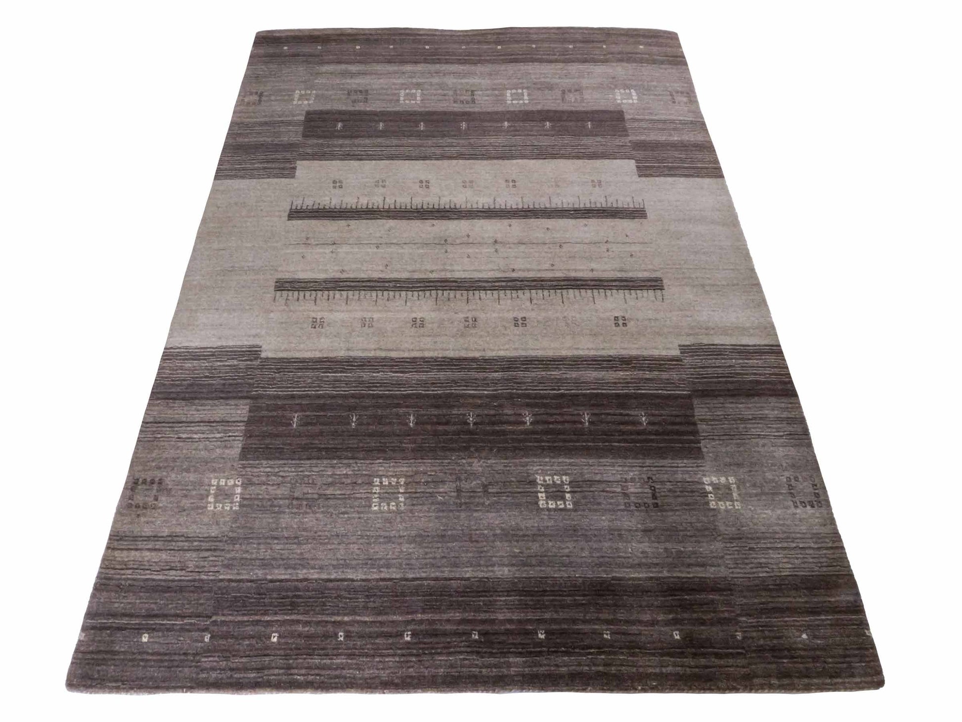 Moderner, Handloom Lori Gabbeh Orientteppich von Khademi aus Wolle, braun, grau, cremeweiß. Geometrisches Nomaden-Design. Produziert in Indien. Größe: 202x142cm. Teppichnummer: KB4-1793. Verkauf durch Jupiter Intl.
