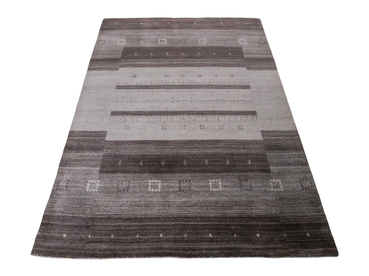 Moderner, Handloom Lori Gabbeh Orientteppich von Khademi aus Wolle, braun, grau, cremeweiß. Geometrisches Nomaden-Design. Produziert in Indien. Größe: 202x142cm. Teppichnummer: KB4-1793. Verkauf durch Jupiter Intl.