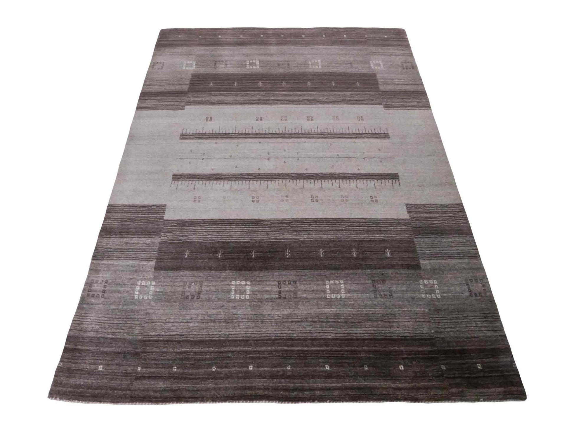 Moderner, Handloom Lori Gabbeh Orientteppich von Khademi aus Wolle, braun, grau, cremeweiß. Geometrisches Nomaden-Design. Produziert in Indien. Größe: 202x142cm. Teppichnummer: KB4-1793. Verkauf durch Jupiter Intl.