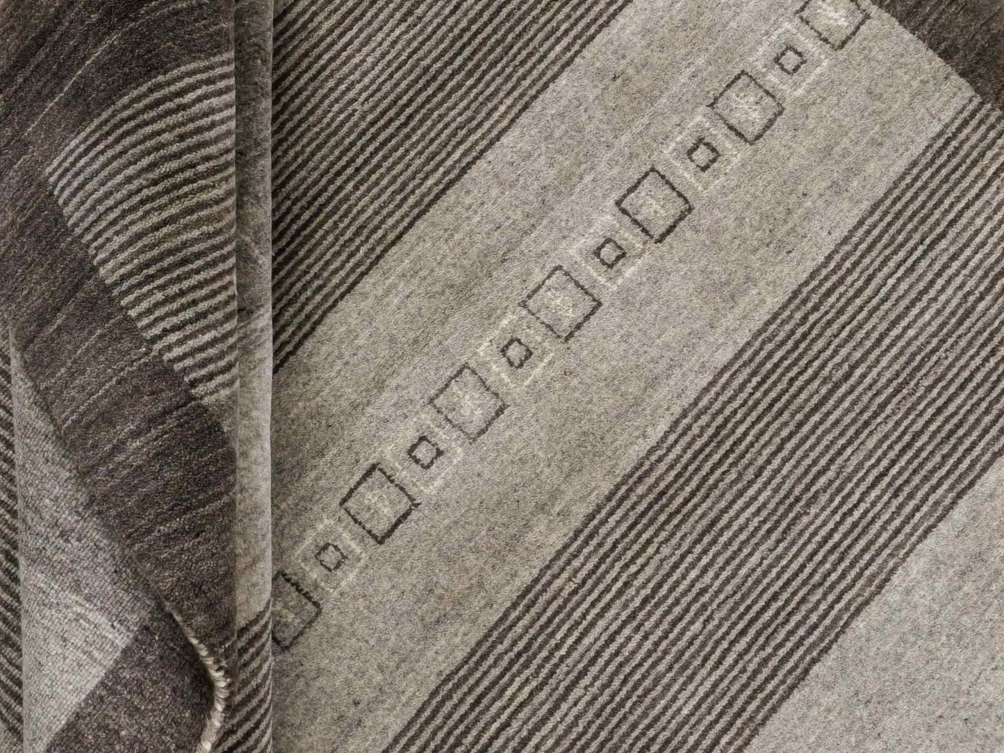 Moderner, Handloom Lori Gabbeh Orientteppich von Khademi aus Wolle, braun, grau, cremeweiß. Geometrisches Nomaden-Design. Produziert in Indien. Größe: 203x141cm. Teppichnummer: KB4-1784. Verkauf durch Jupiter Intl.