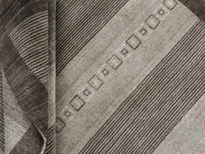 Moderner, Handloom Lori Gabbeh Orientteppich von Khademi aus Wolle, braun, grau, cremeweiß. Geometrisches Nomaden-Design. Produziert in Indien. Größe: 203x141cm. Teppichnummer: KB4-1784. Verkauf durch Jupiter Intl.