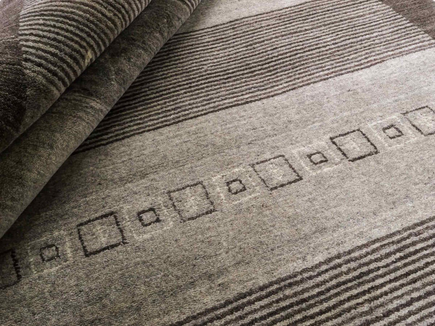 Moderner, Handloom Lori Gabbeh Orientteppich von Khademi aus Wolle, braun, grau, cremeweiß. Geometrisches Nomaden-Design. Produziert in Indien. Größe: 203x141cm. Teppichnummer: KB4-1784. Verkauf durch Jupiter Intl.