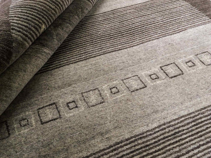 Moderner, Handloom Lori Gabbeh Orientteppich von Khademi aus Wolle, braun, grau, cremeweiß. Geometrisches Nomaden-Design. Produziert in Indien. Größe: 203x141cm. Teppichnummer: KB4-1784. Verkauf durch Jupiter Intl.