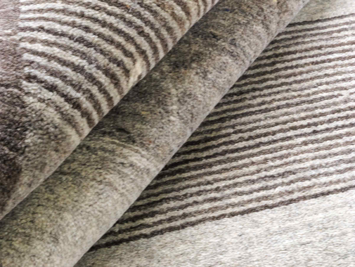 Moderner, Handloom Lori Gabbeh Orientteppich von Khademi aus Wolle, braun, grau, cremeweiß. Geometrisches Nomaden-Design. Produziert in Indien. Größe: 203x141cm. Teppichnummer: KB4-1784. Verkauf durch Jupiter Intl.