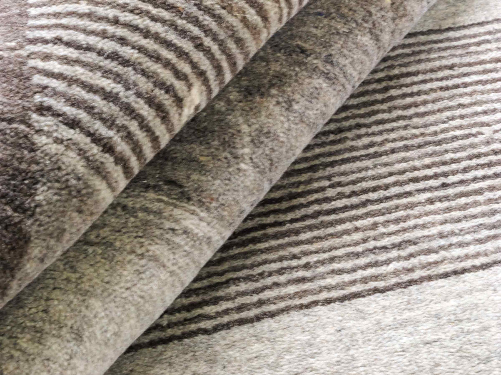 Moderner, Handloom Lori Gabbeh Orientteppich von Khademi aus Wolle, braun, grau, cremeweiß. Geometrisches Nomaden-Design. Produziert in Indien. Größe: 203x141cm. Teppichnummer: KB4-1784. Verkauf durch Jupiter Intl.