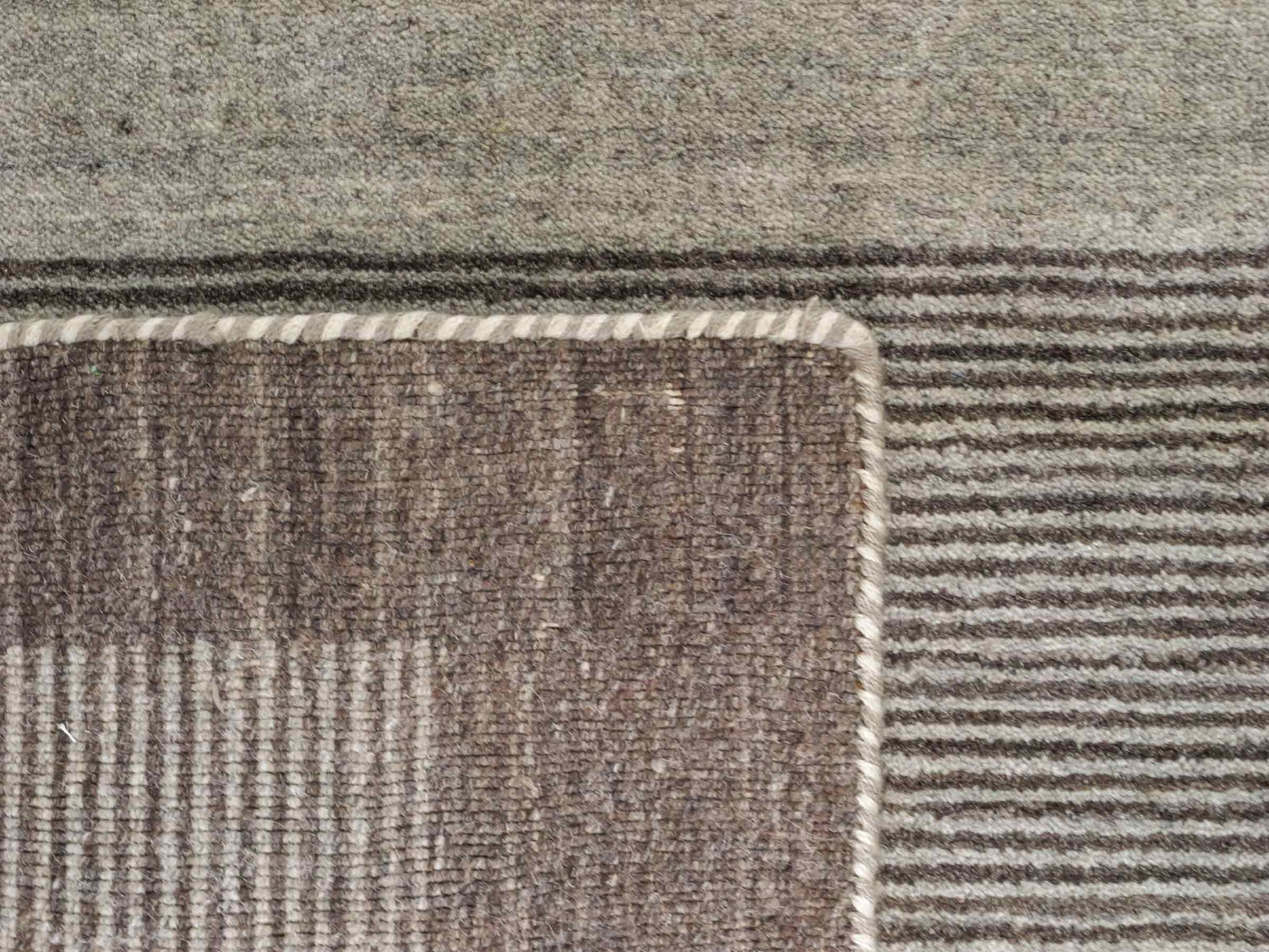 Moderner, Handloom Lori Gabbeh Orientteppich von Khademi aus Wolle, braun, grau, cremeweiß. Geometrisches Nomaden-Design. Produziert in Indien. Größe: 203x141cm. Teppichnummer: KB4-1784. Verkauf durch Jupiter Intl.