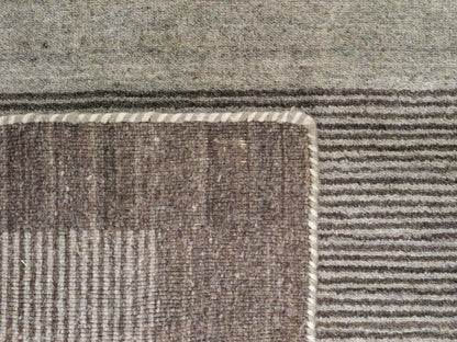 Moderner, Handloom Lori Gabbeh Orientteppich von Khademi aus Wolle, braun, grau, cremeweiß. Geometrisches Nomaden-Design. Produziert in Indien. Größe: 203x141cm. Teppichnummer: KB4-1784. Verkauf durch Jupiter Intl.