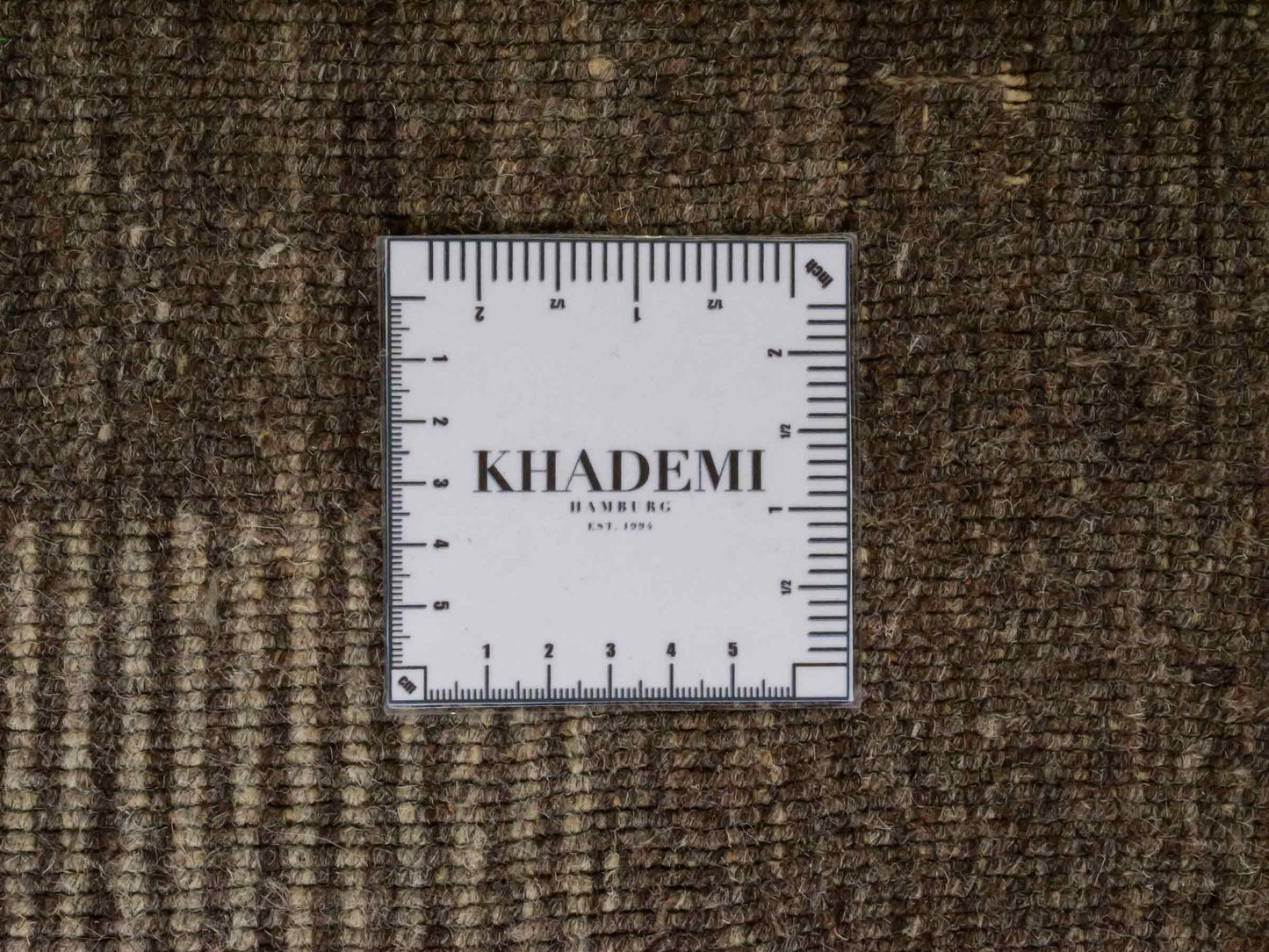 Moderner, Handloom Lori Gabbeh Orientteppich von Khademi aus Wolle, braun, grau, cremeweiß. Geometrisches Nomaden-Design. Produziert in Indien. Größe: 203x141cm. Teppichnummer: KB4-1784. Verkauf durch Jupiter Intl.