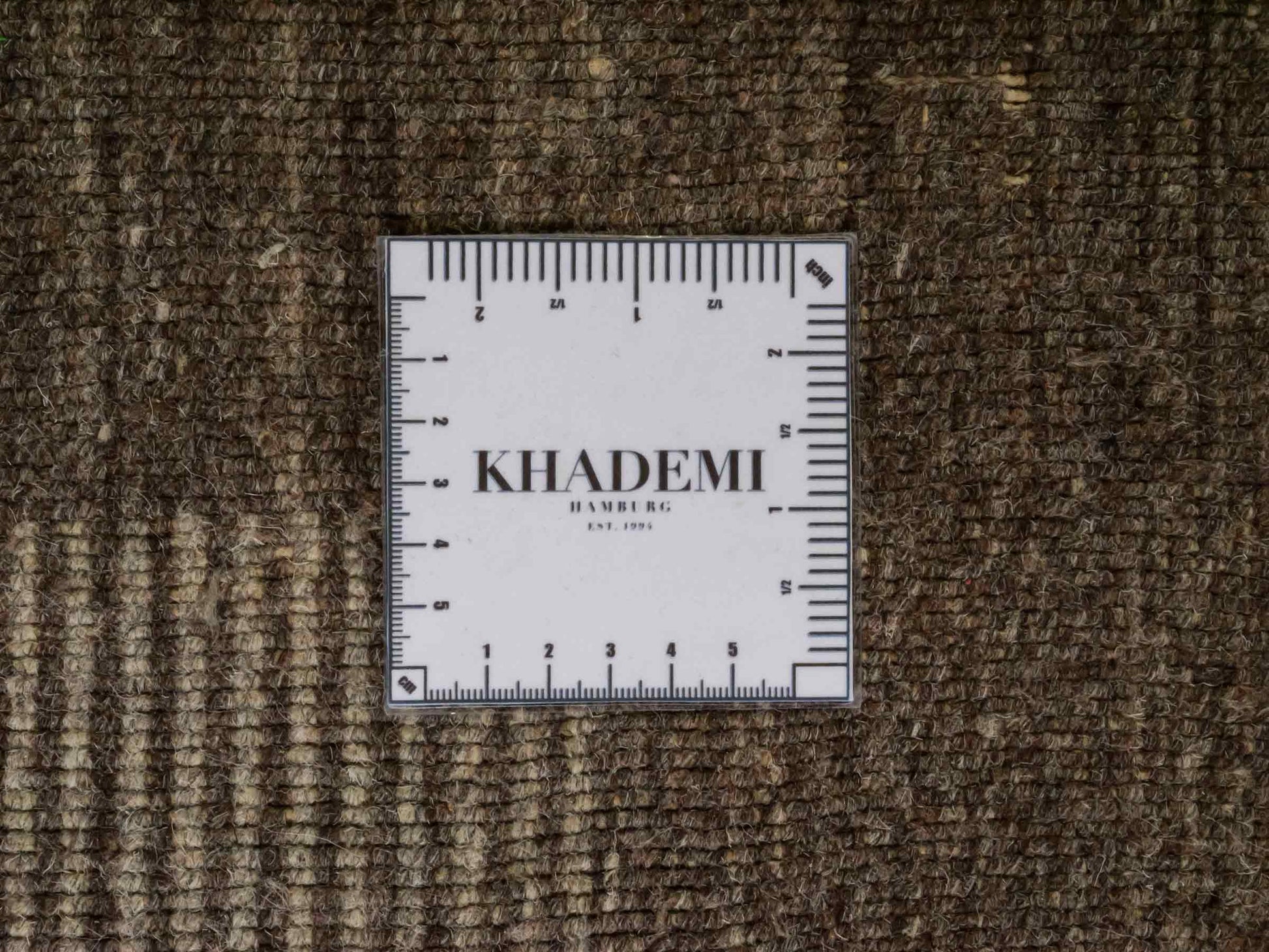 Moderner, Handloom Lori Gabbeh Orientteppich von Khademi aus Wolle, braun, grau, cremeweiß. Geometrisches Nomaden-Design. Produziert in Indien. Größe: 203x141cm. Teppichnummer: KB4-1784. Verkauf durch Jupiter Intl.