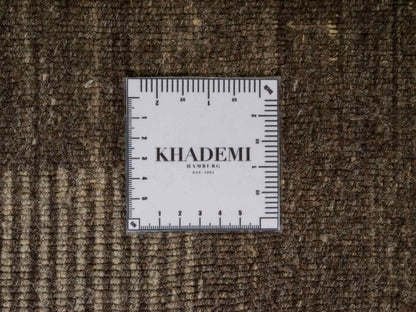 Moderner, Handloom Lori Gabbeh Orientteppich von Khademi aus Wolle, braun, grau, cremeweiß. Geometrisches Nomaden-Design. Produziert in Indien. Größe: 203x141cm. Teppichnummer: KB4-1784. Verkauf durch Jupiter Intl.