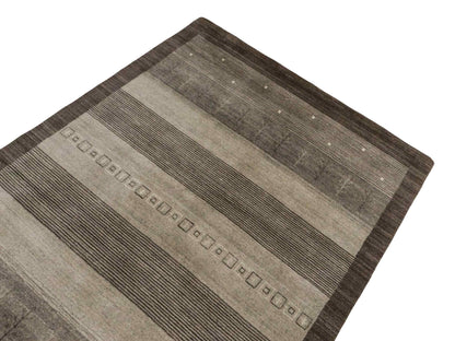 Moderner, Handloom Lori Gabbeh Orientteppich von Khademi aus Wolle, braun, grau, cremeweiß. Geometrisches Nomaden-Design. Produziert in Indien. Größe: 203x141cm. Teppichnummer: KB4-1784. Verkauf durch Jupiter Intl.