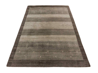 Moderner, Handloom Lori Gabbeh Orientteppich von Khademi aus Wolle, braun, grau, cremeweiß. Geometrisches Nomaden-Design. Produziert in Indien. Größe: 203x141cm. Teppichnummer: KB4-1784. Verkauf durch Jupiter Intl.