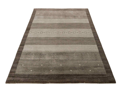 Moderner, Handloom Lori Gabbeh Orientteppich von Khademi aus Wolle, braun, grau, cremeweiß. Geometrisches Nomaden-Design. Produziert in Indien. Größe: 203x141cm. Teppichnummer: KB4-1784. Verkauf durch Jupiter Intl.