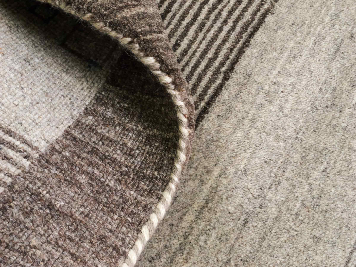 Moderner, Handloom Lori Gabbeh Orientteppich von Khademi aus Wolle, braun, grau, cremeweiß. Geometrisches Nomaden-Design. Produziert in Indien. Größe: 203x141cm. Teppichnummer: KB4-1784. Verkauf durch Jupiter Intl.