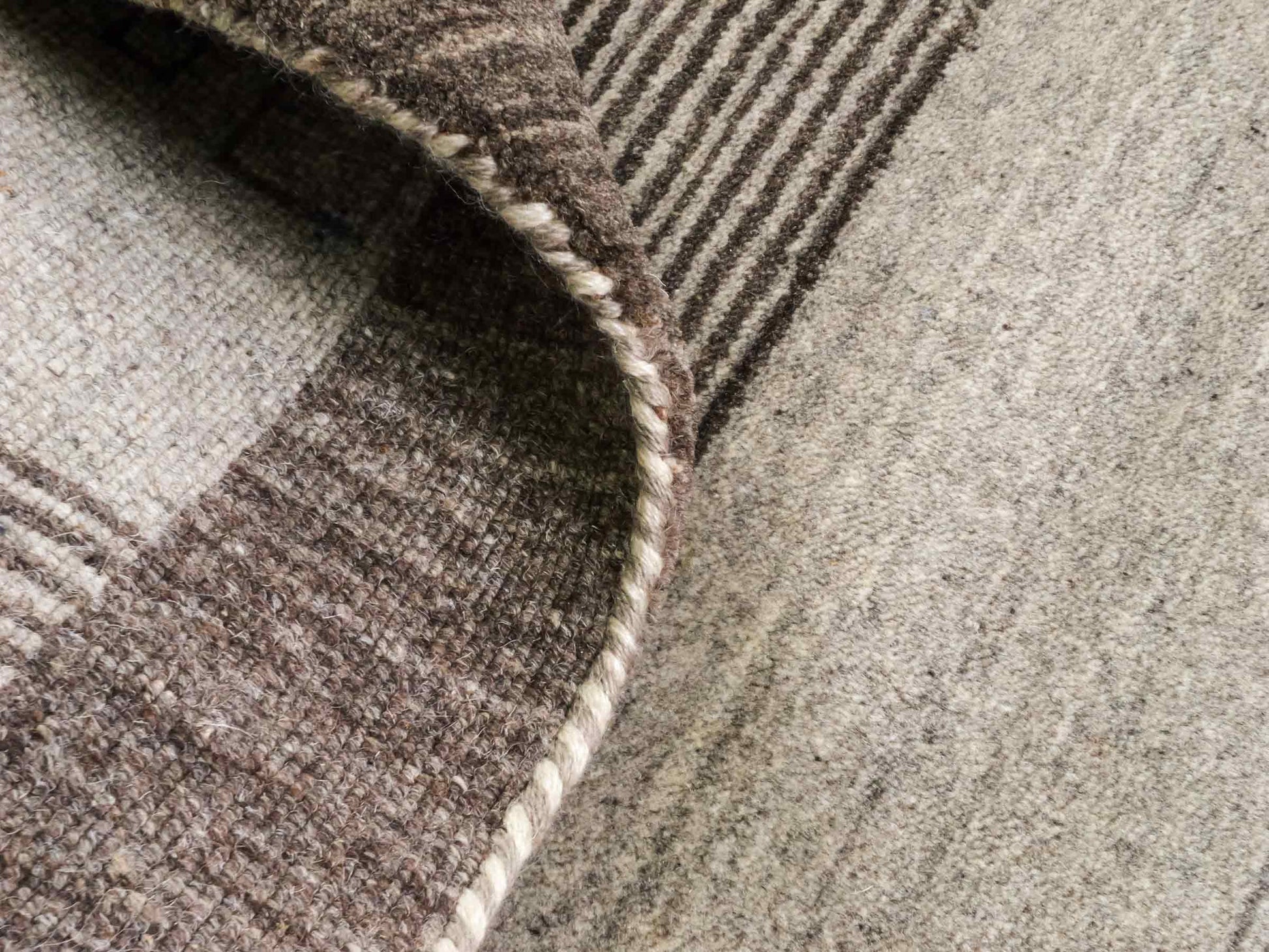 Moderner, Handloom Lori Gabbeh Orientteppich von Khademi aus Wolle, braun, grau, cremeweiß. Geometrisches Nomaden-Design. Produziert in Indien. Größe: 203x141cm. Teppichnummer: KB4-1784. Verkauf durch Jupiter Intl.