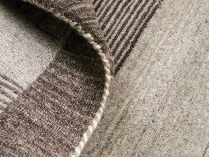 Moderner, Handloom Lori Gabbeh Orientteppich von Khademi aus Wolle, braun, grau, cremeweiß. Geometrisches Nomaden-Design. Produziert in Indien. Größe: 203x141cm. Teppichnummer: KB4-1784. Verkauf durch Jupiter Intl.