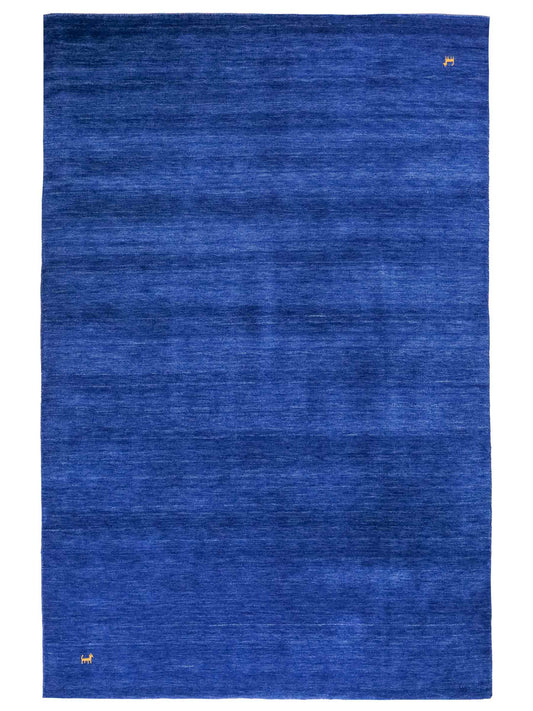 Moderner, Handloom Lori Gabbeh Orientteppich von Khademi aus Wolle, blau. Nomaden-Design. Produziert in Indien. Größe: 231x162cm. Teppichnummer: KB4-1591. Verkauf durch Jupiter Intl.