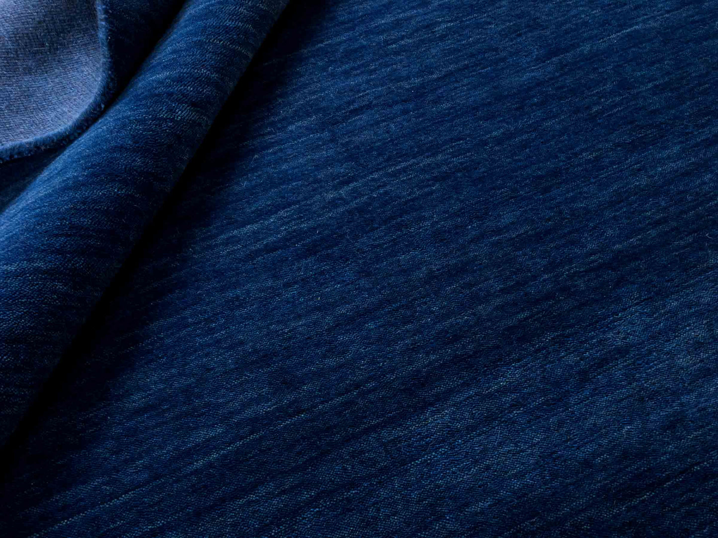 Moderner, Handloom Lori Gabbeh Orientteppich von Khademi aus Wolle, blau. Nomaden-Design. Produziert in Indien. Größe: 231x162cm. Teppichnummer: KB4-1591. Verkauf durch Jupiter Intl.