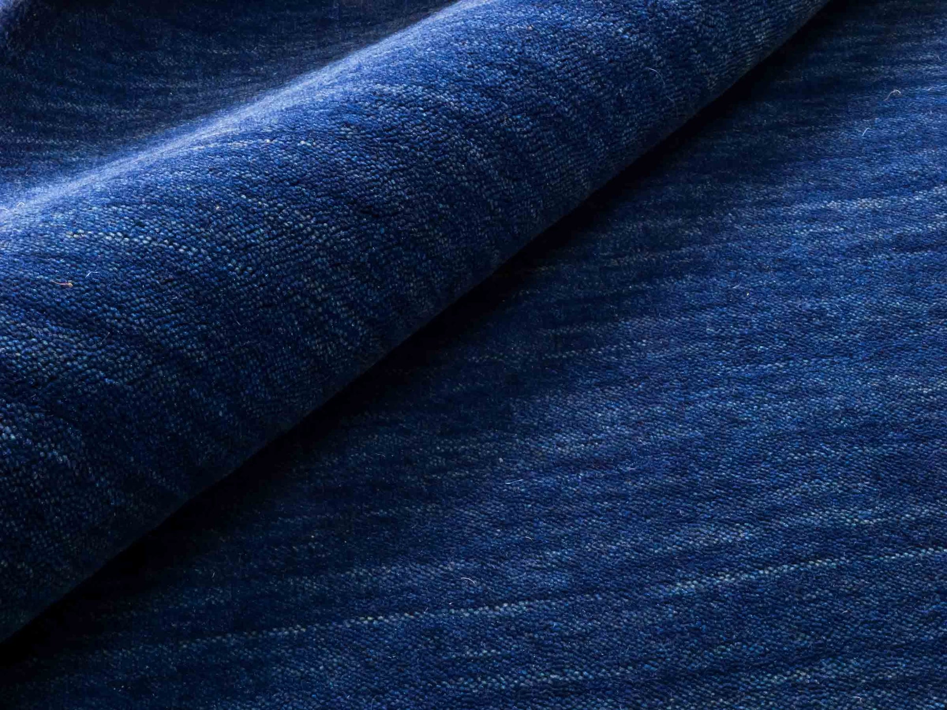 Moderner, Handloom Lori Gabbeh Orientteppich von Khademi aus Wolle, blau. Nomaden-Design. Produziert in Indien. Größe: 231x162cm. Teppichnummer: KB4-1591. Verkauf durch Jupiter Intl.