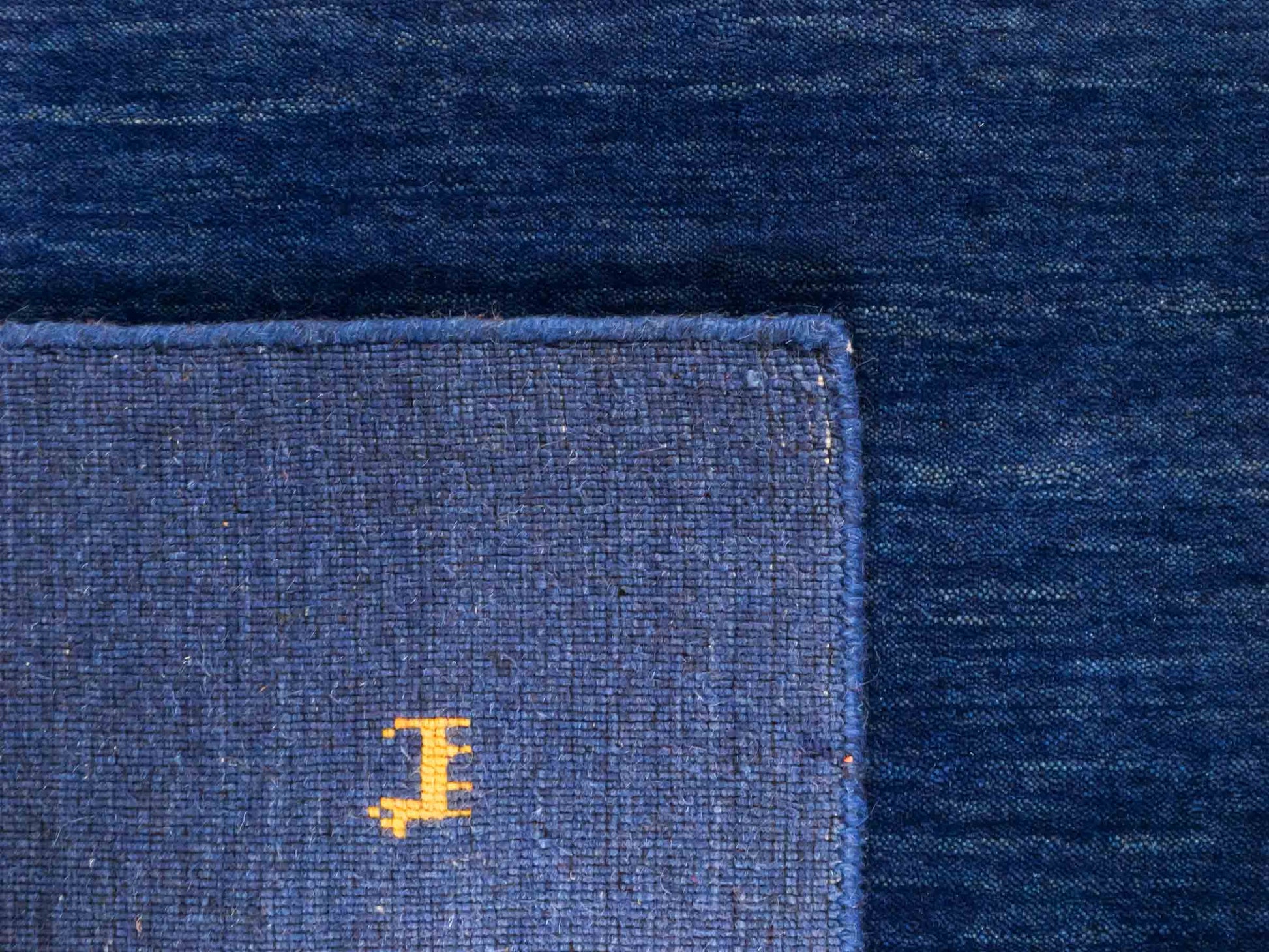 Moderner, Handloom Lori Gabbeh Orientteppich von Khademi aus Wolle, blau. Nomaden-Design. Produziert in Indien. Größe: 231x162cm. Teppichnummer: KB4-1591. Verkauf durch Jupiter Intl.