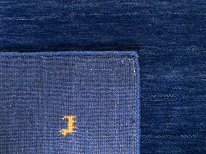 Moderner, Handloom Lori Gabbeh Orientteppich von Khademi aus Wolle, blau. Nomaden-Design. Produziert in Indien. Größe: 231x162cm. Teppichnummer: KB4-1591. Verkauf durch Jupiter Intl.