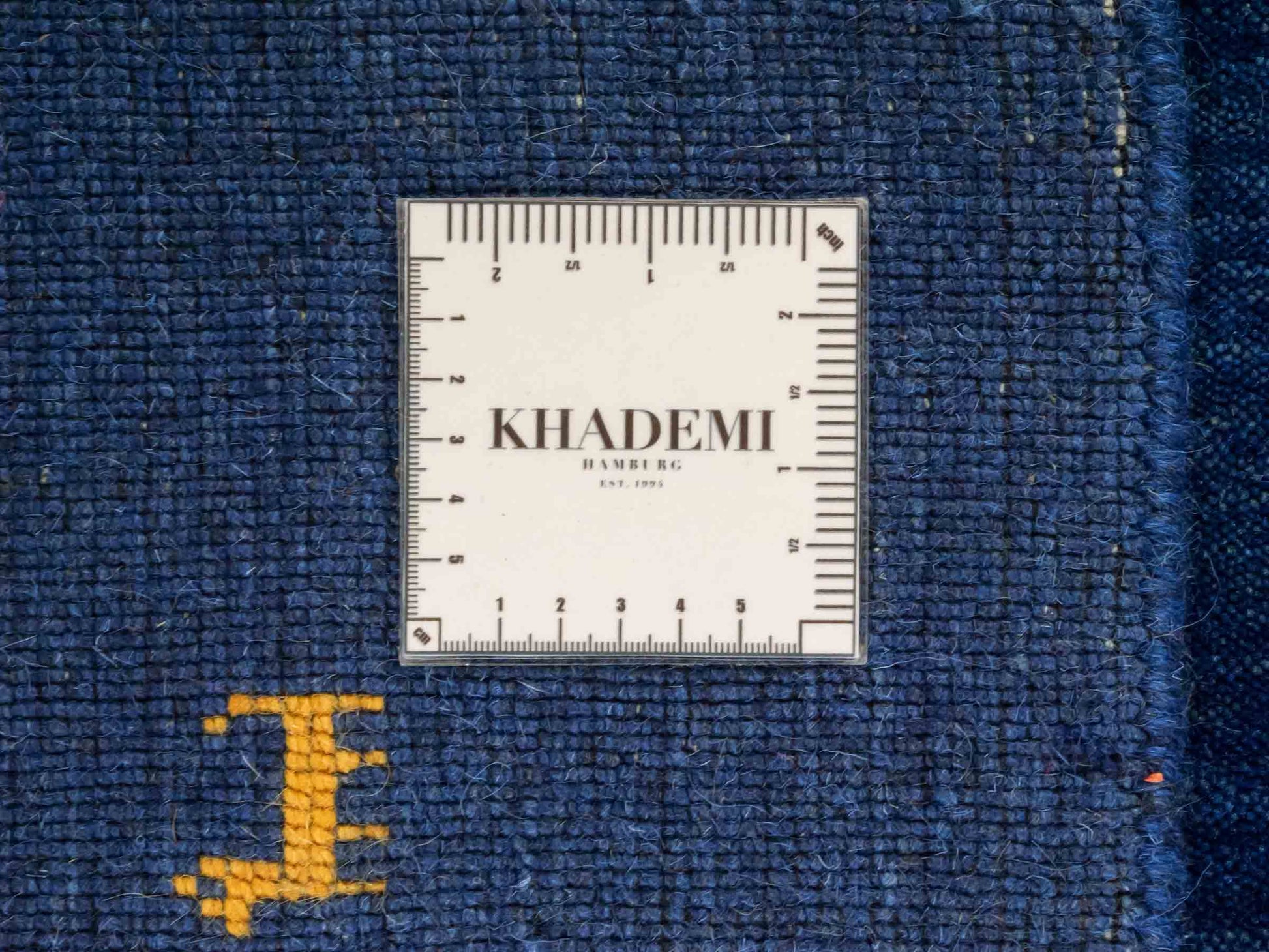 Moderner, Handloom Lori Gabbeh Orientteppich von Khademi aus Wolle, blau. Nomaden-Design. Produziert in Indien. Größe: 231x162cm. Teppichnummer: KB4-1591. Verkauf durch Jupiter Intl.