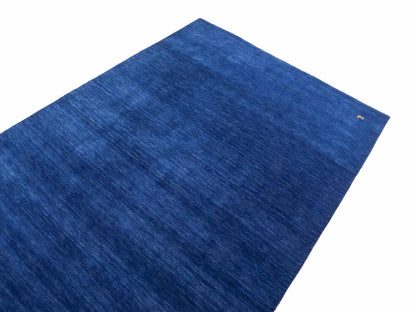 Moderner, Handloom Lori Gabbeh Orientteppich von Khademi aus Wolle, blau. Nomaden-Design. Produziert in Indien. Größe: 231x162cm. Teppichnummer: KB4-1591. Verkauf durch Jupiter Intl.