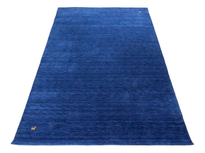 Moderner, Handloom Lori Gabbeh Orientteppich von Khademi aus Wolle, blau. Nomaden-Design. Produziert in Indien. Größe: 231x162cm. Teppichnummer: KB4-1591. Verkauf durch Jupiter Intl.