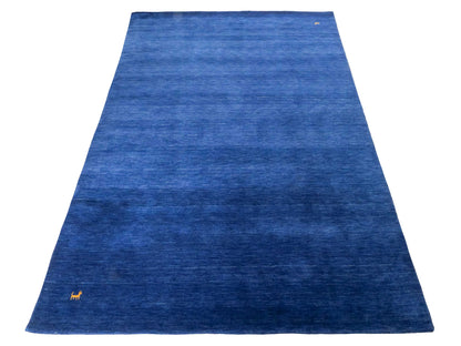 Moderner, Handloom Lori Gabbeh Orientteppich von Khademi aus Wolle, blau. Nomaden-Design. Produziert in Indien. Größe: 231x162cm. Teppichnummer: KB4-1591. Verkauf durch Jupiter Intl.