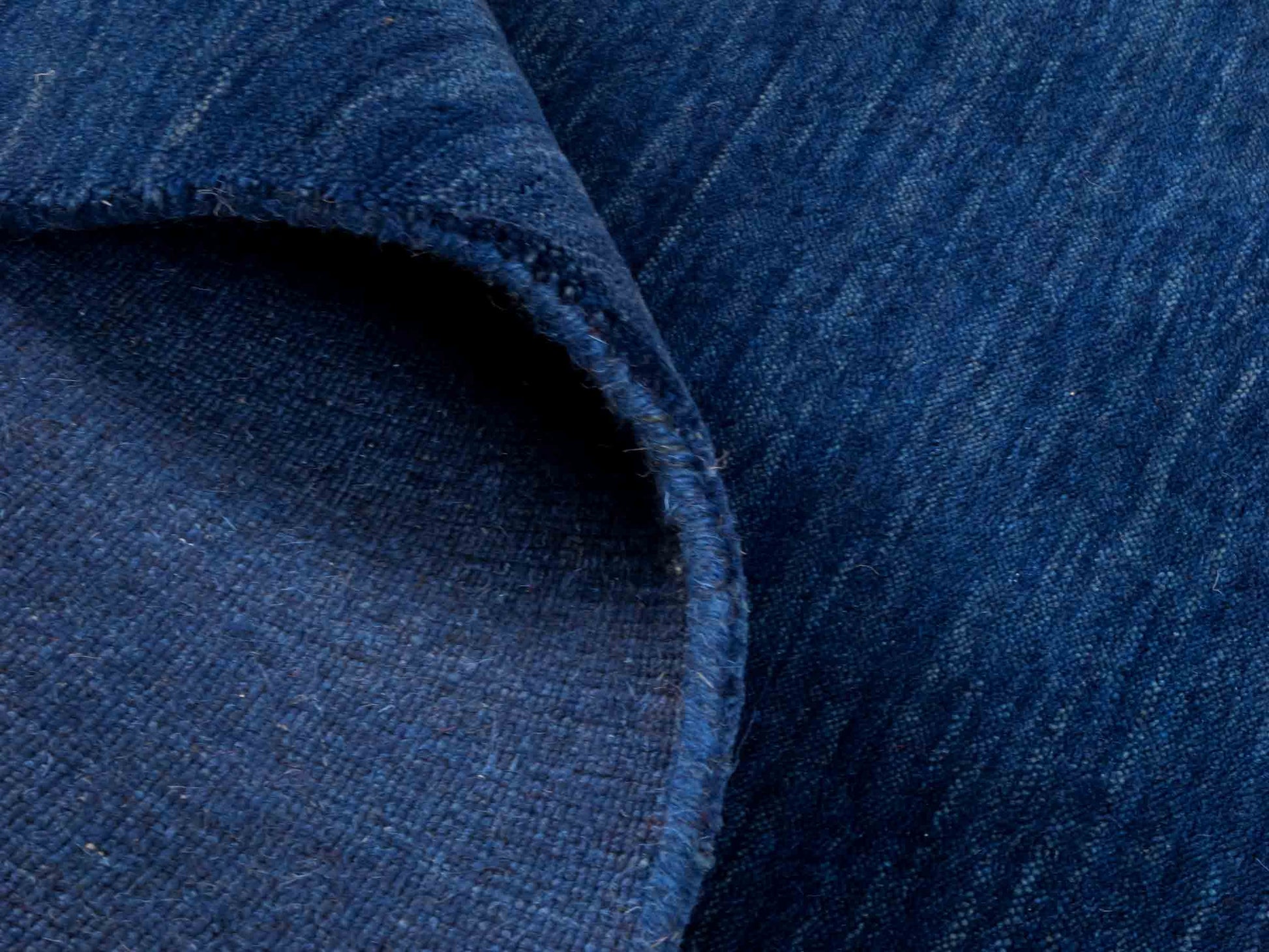 Moderner, Handloom Lori Gabbeh Orientteppich von Khademi aus Wolle, blau. Nomaden-Design. Produziert in Indien. Größe: 231x162cm. Teppichnummer: KB4-1591. Verkauf durch Jupiter Intl.