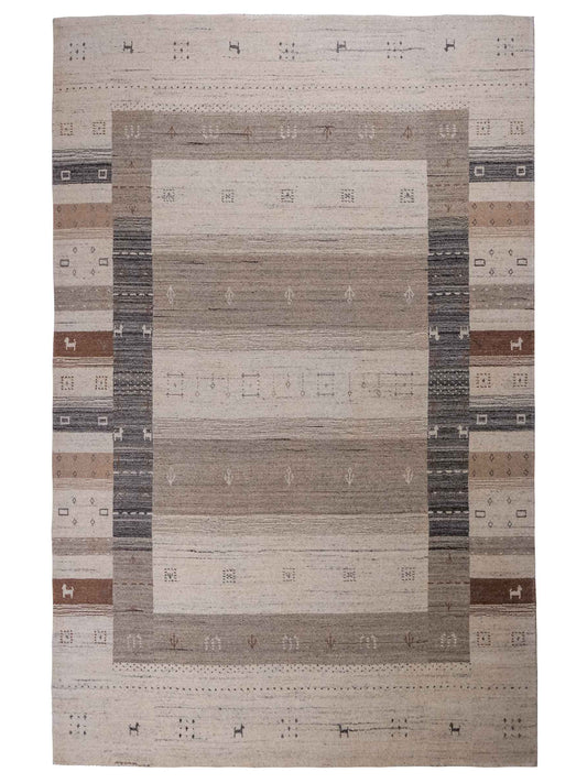 Moderner, Handloom Lori Gabbeh Orientteppich von Khademi aus Wolle, cremeweiß, grau, blau, braun. Geometrisches Nomaden-Design. Produziert in Indien. Größe: 235x172cm. Teppichnummer: KB4-1829. Verkauf durch Jupiter Intl.