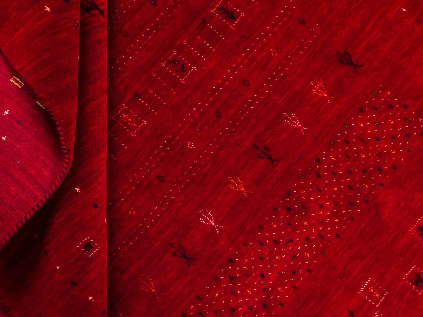Moderner, Handloom Lori Gabbeh Orientteppich von Khademi aus Wolle, rot. Geometrisches Nomaden-Design. Produziert in Indien. Größe: 239x169cm. Teppichnummer: KB4-1820. Verkauf durch Jupiter Intl.