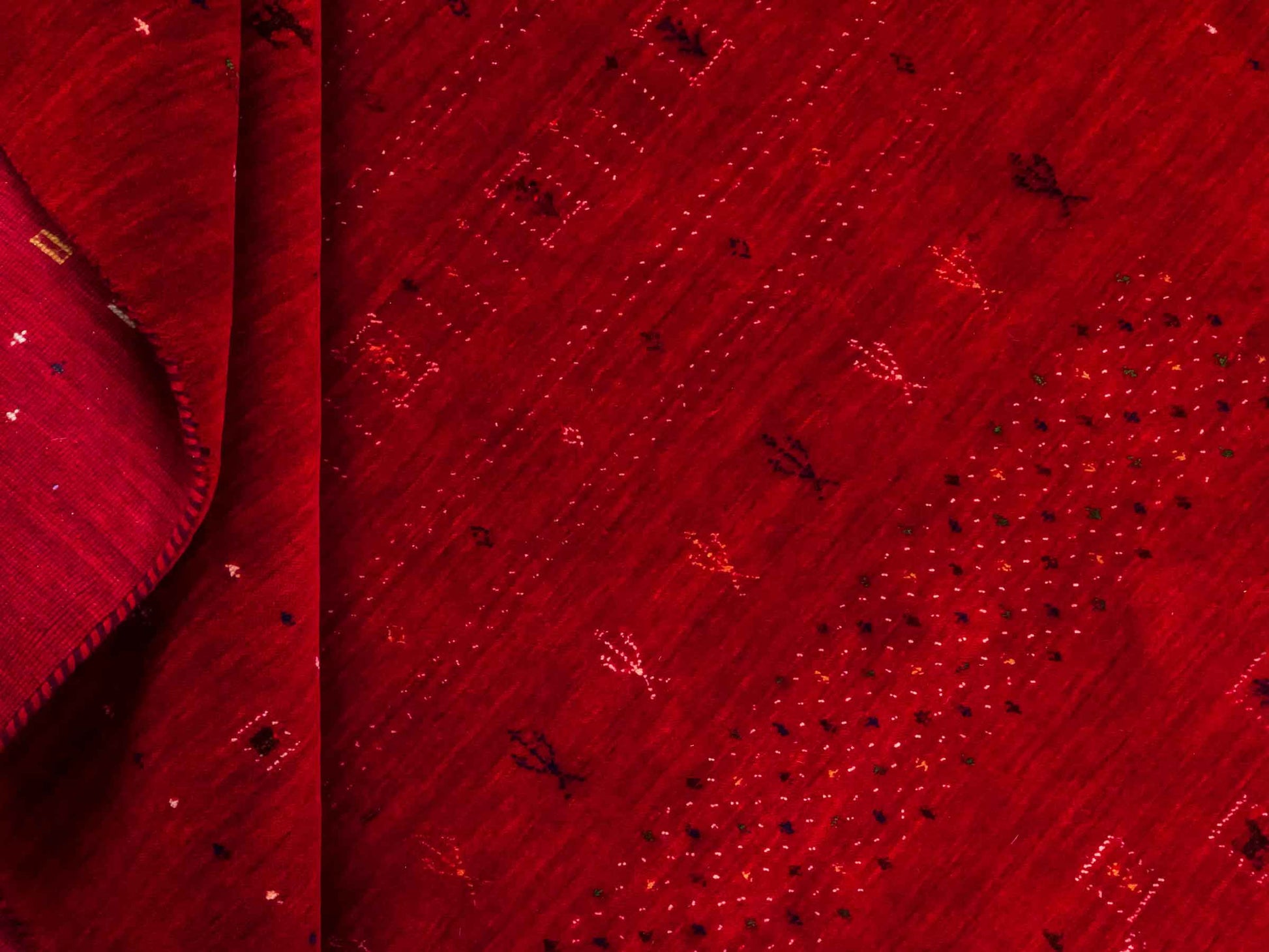 Moderner, Handloom Lori Gabbeh Orientteppich von Khademi aus Wolle, rot. Geometrisches Nomaden-Design. Produziert in Indien. Größe: 239x169cm. Teppichnummer: KB4-1820. Verkauf durch Jupiter Intl.
