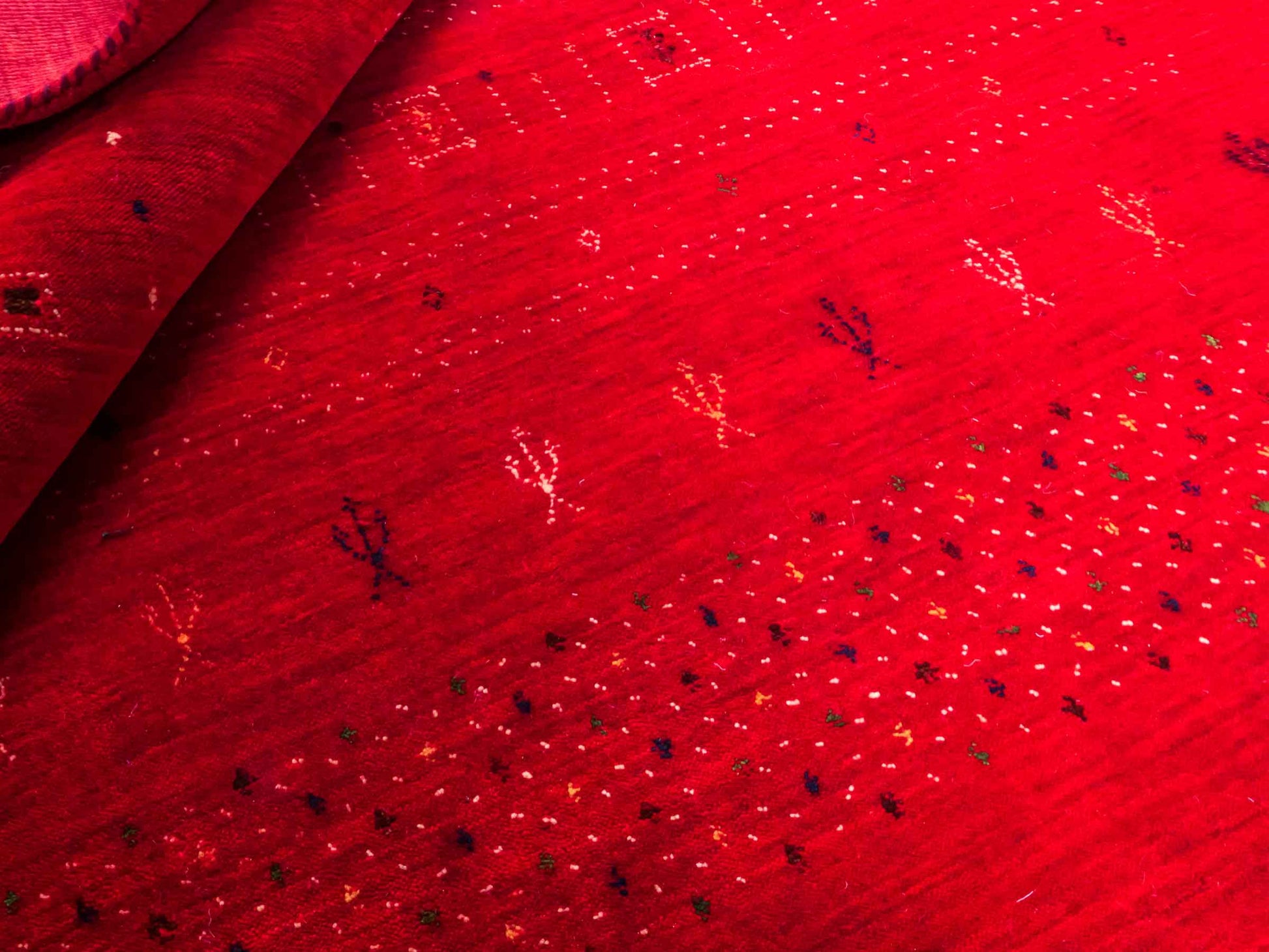 Moderner, Handloom Lori Gabbeh Orientteppich von Khademi aus Wolle, rot. Geometrisches Nomaden-Design. Produziert in Indien. Größe: 239x169cm. Teppichnummer: KB4-1820. Verkauf durch Jupiter Intl.