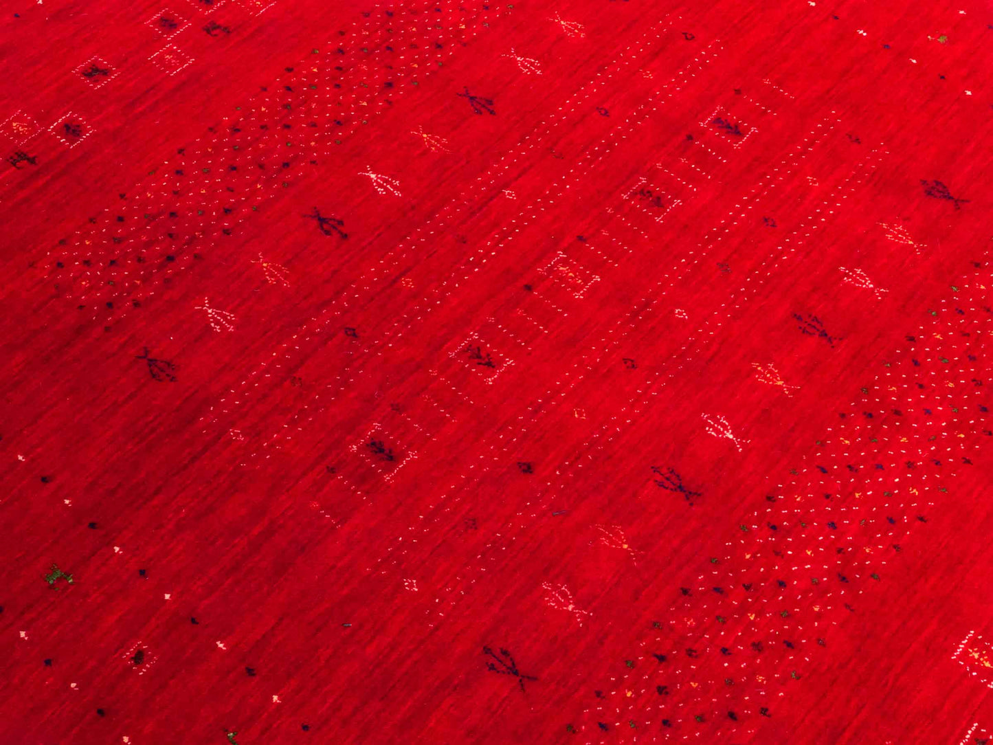 Moderner, Handloom Lori Gabbeh Orientteppich von Khademi aus Wolle, rot. Geometrisches Nomaden-Design. Produziert in Indien. Größe: 239x169cm. Teppichnummer: KB4-1820. Verkauf durch Jupiter Intl.
