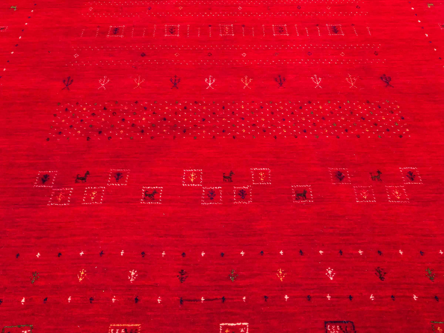Moderner, Handloom Lori Gabbeh Orientteppich von Khademi aus Wolle, rot. Geometrisches Nomaden-Design. Produziert in Indien. Größe: 239x169cm. Teppichnummer: KB4-1820. Verkauf durch Jupiter Intl.