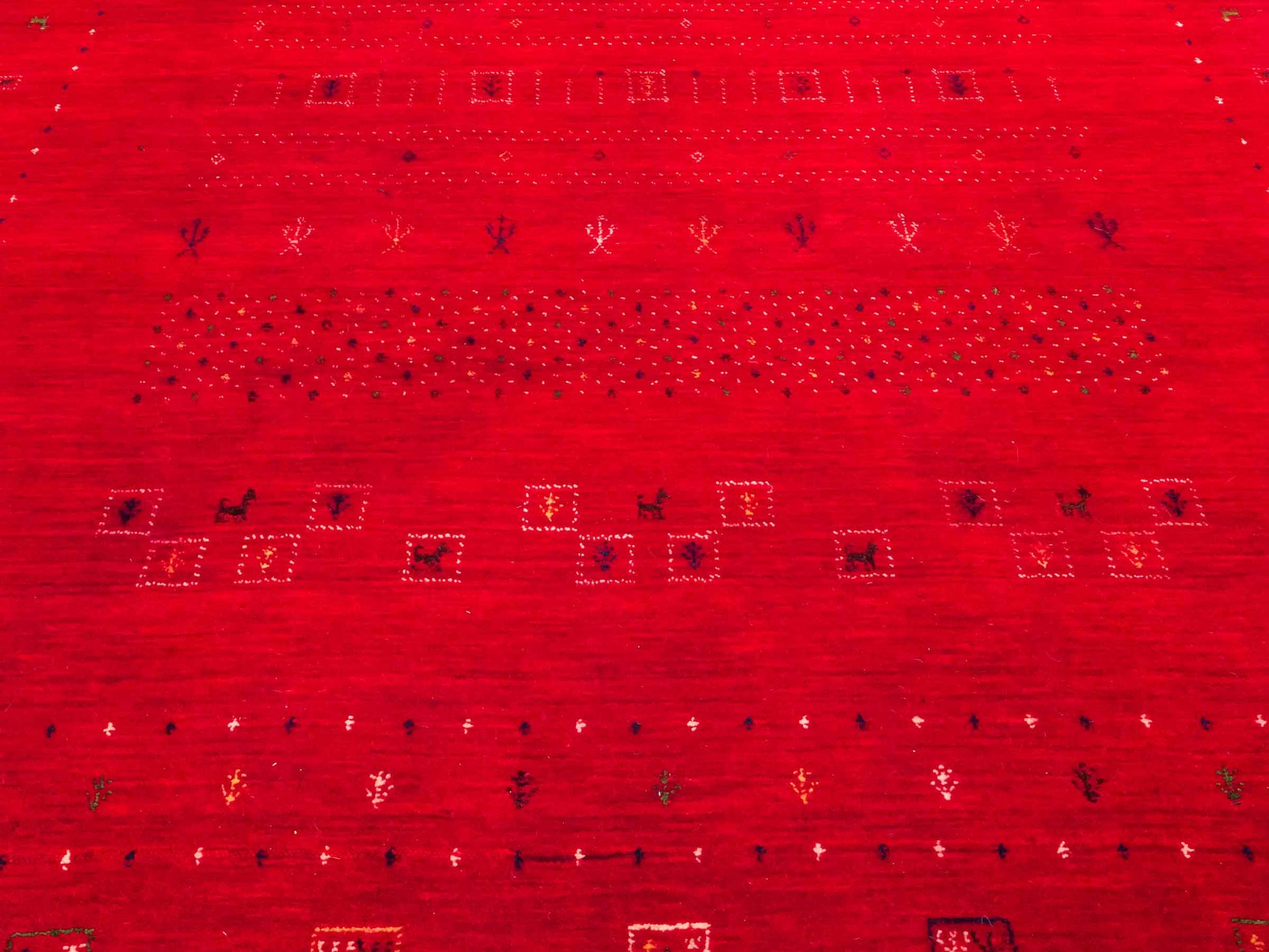 Moderner, Handloom Lori Gabbeh Orientteppich von Khademi aus Wolle, rot. Geometrisches Nomaden-Design. Produziert in Indien. Größe: 239x169cm. Teppichnummer: KB4-1820. Verkauf durch Jupiter Intl.